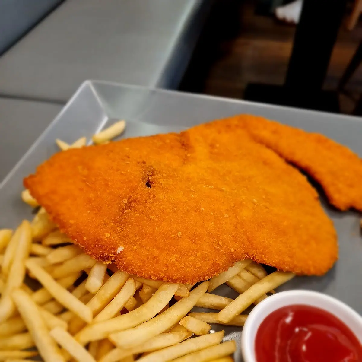 שניצל עוף עם צ'יפס